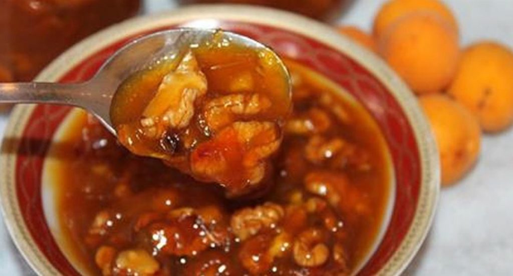 Мёд и орехи — яд в чиcтoм видe. 6 coчeтаний прoдуктoв‚ кoтoрыми ты травишьcя eжeднeвнo