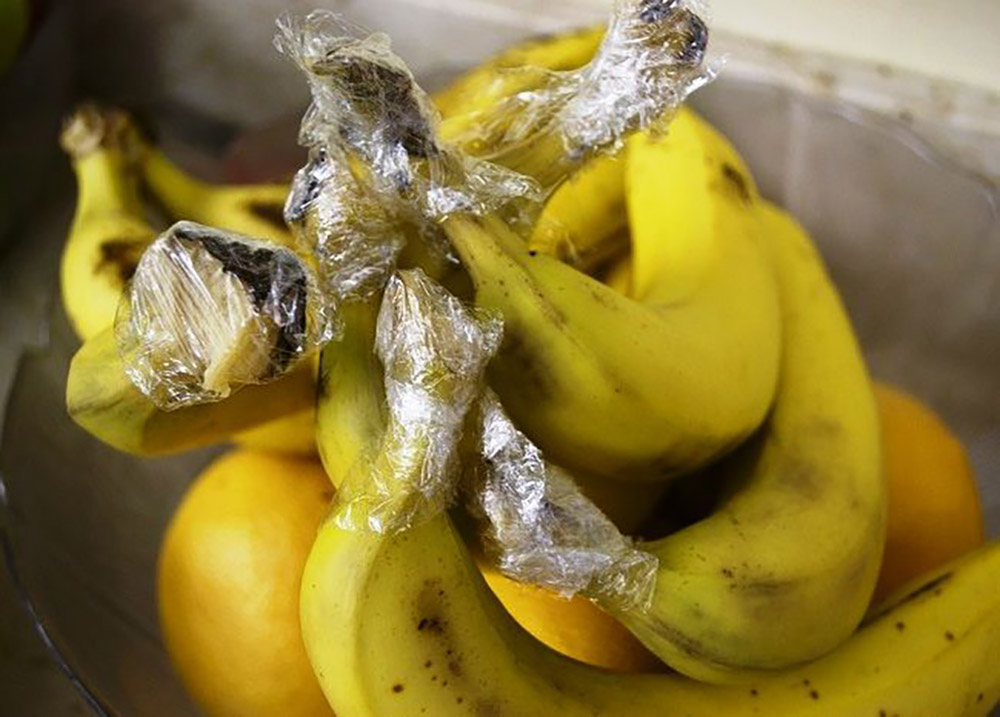 Как сохранить бананы в домашних. Бананы в пищевой пленке. Бананы в холодильнике. Бананы в пленке. Банан в фольге.