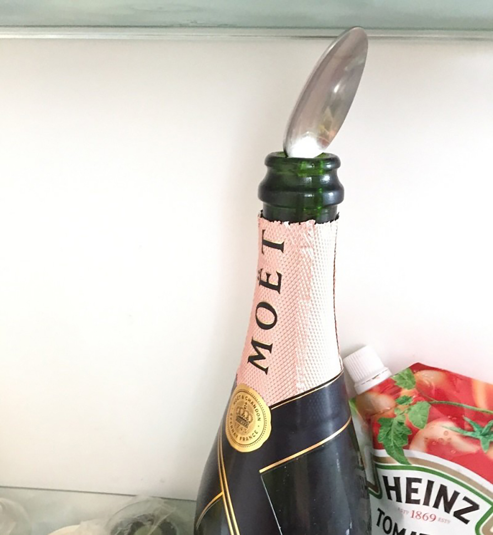Открытая бутылка шампанского